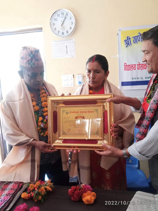 लोहनी दम्पत्तीद्धारा शैक्षिक सुधार तथा गुणस्तर बृद्धिका लागि  विद्यालयलाई सहयोग