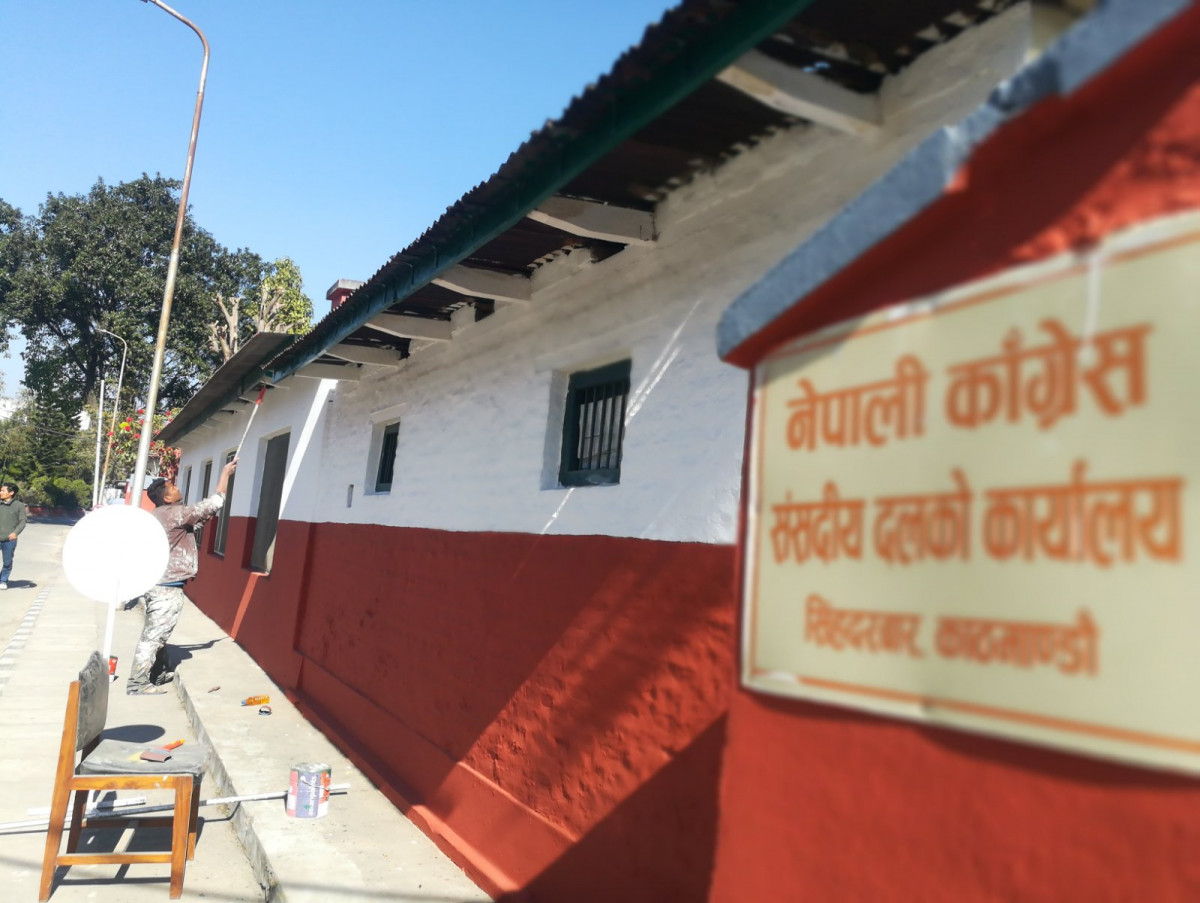 निर्वाचनको परिणाम आएसँगै दलका कार्यालय रङ्गरोगन सरसफाइ गरिँदै