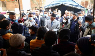 विमान दुर्घटनामा मृत्यु भएका परिवार भेट्न टिचिङ पुगे प्रधानमन्त्री