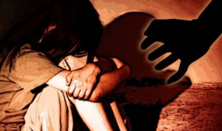 घरमा काेहि नभएकाे बेलामा १९ वर्षीया युवती बलात्कृत