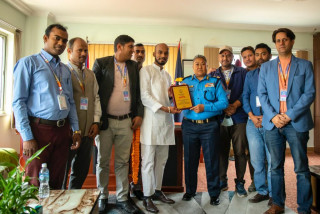 एआईजी  बन्न सफल नारी मिरा चौधरीलाई सत्मार्ग फाउन्डेसनद्वारा सम्मान