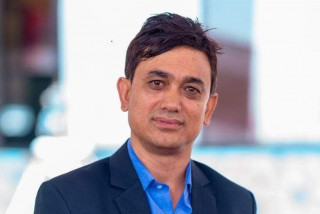 ढाकाकुमार श्रेष्ठ पदमुक्त भएको सभामुख घिमिरेले संसदलाई जानकारी गराउदैँ