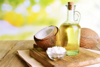 नरिवल तेलको मसाजले हटाउनेछ, घुडाँ र कुइनोको कालो धब्बा !