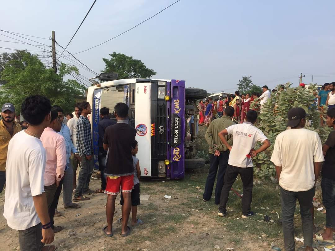 कैलाली टीकापुरमा बस दुर्घटना, ११ जना घाइते