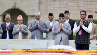 प्रधानमन्त्री  प्रचण्डले महात्मा गान्धीको समाधि स्थल राजघाटमा पुगेर पुष्पहार अर्पण गरे