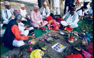 लामो समयसम्म पानी नपरेपछि रामपुरका स्थानीयले गरे सामूहिक पूजा