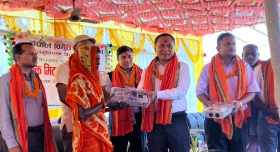 विपन्न घरपरिवारलाई निःशुल्क विद्युत मिटर वितरण