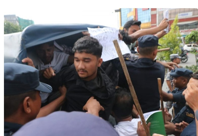 संसद भवन अगाडि नेविसंघको प्रदर्शन