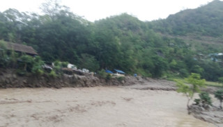 पहिरोबाट बच्न अढाई वर्षकी छोरीसहित १ परिवार ५ दिनदेखि ओढारमा