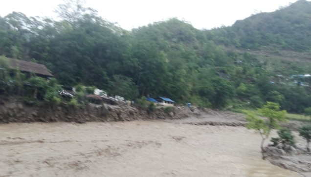 पहिरोबाट बच्न अढाई वर्षकी छोरीसहित १ परिवार ५ दिनदेखि ओढारमा