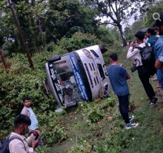 बझाङबाट काठमाडौं आउँदै गरेको बस कपिलवस्तुमा दुर्घटना