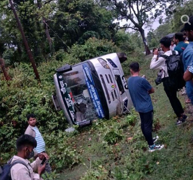 बझाङबाट काठमाडौं आउँदै गरेको बस कपिलवस्तुमा दुर्घटना