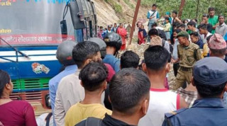 गुडिरहेको बसमा करेन्ट लाग्दा दुई जनाको मृत्यु