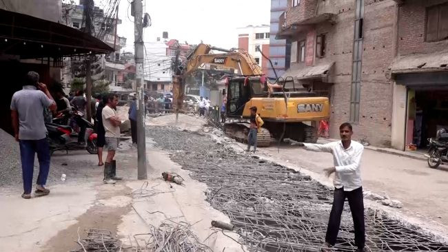 सामाखुसी खोलामाथिको ढलान काठमाडौं महानगरले भत्काउ थाल्यो