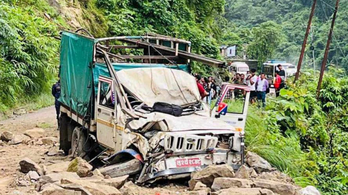 सिद्धबाबा क्षेत्रमा गुडिरहेको जीपमाथि पहिरो खस्दा ३ जना घाइते