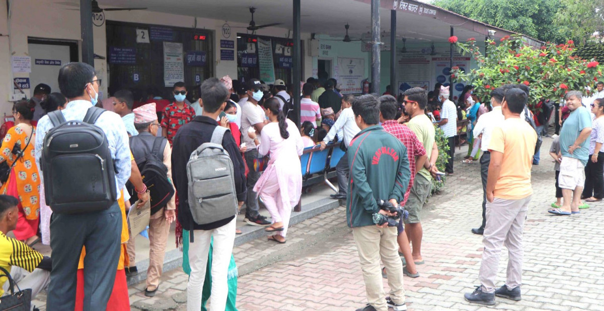 आँखा पाक्ने सङ्क्रमण फैलिएपछि भरतपुर आँखा अस्पतालमा  बिरामीको  भीड