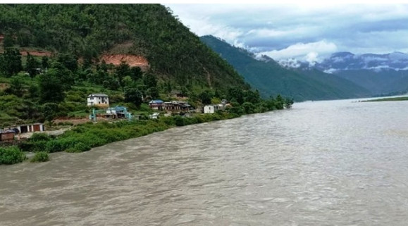 कर्णाली नदी बस्तीमा पस्ने जोखिम : उच्च सतर्कता अपनाउन आग्रह