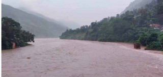 हेलम्बु राजमार्ग अवरुद्ध, इन्द्रावतीमा पानीको वहाब बढ्याे