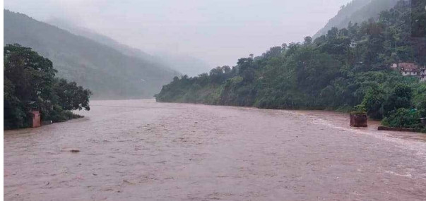 हेलम्बु राजमार्ग अवरुद्ध, इन्द्रावतीमा पानीको वहाब बढ्याे
