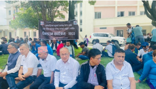 राष्ट्रिय खेलकुद परिषदका कर्मचारी कालोपट्टी बाँधेर आन्दोलनमा