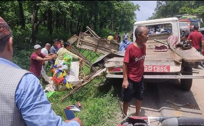 चितवनको टिकौलीमा गाडी ठोकिँदा २० जना घाइते