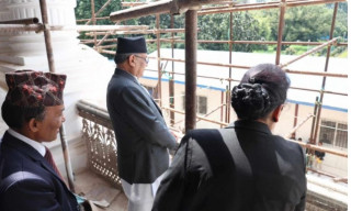 प्रधानमन्त्री प्रचण्डद्वारा भूकम्पबाट क्षतिग्रस्त सिंहदरबारको भवन निरीक्षण