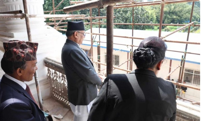 प्रधानमन्त्री प्रचण्डद्वारा भूकम्पबाट क्षतिग्रस्त सिंहदरबारको भवन निरीक्षण