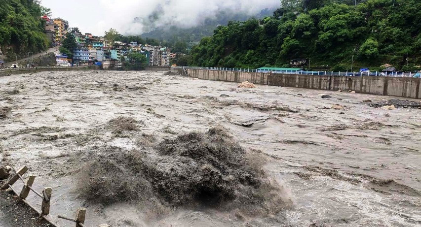 महाकालीमा पानीको बहाव बढ्दा बनबासा पुलमा सवारी आवागमनमा रोक