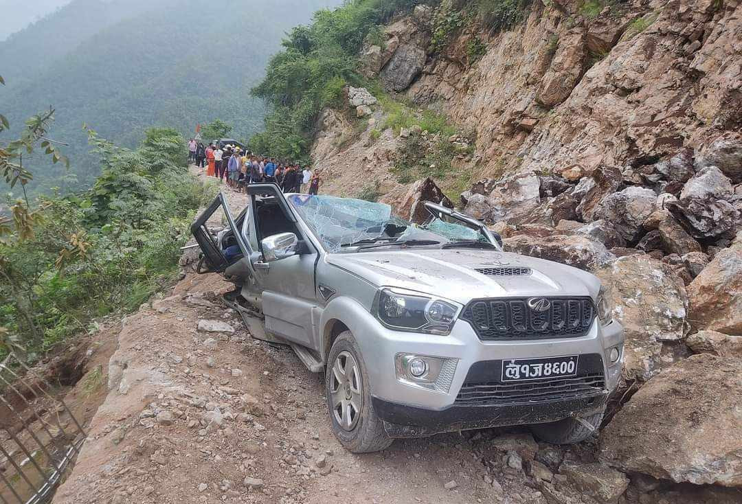 गुडिरहेको जीपमा ढुंगा खस्दा ३ जनाको मृत्यु