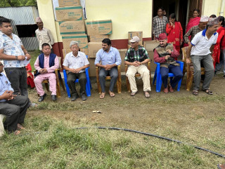 डा. केसीद्वारा नुवाकाेटका विभिन्न स्थानमा स्वास्थ्य सामग्री हस्तान्तरण