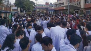 अस्पतालका चिकित्सकहरु सेवा बन्द गरेर माइतीघरमा