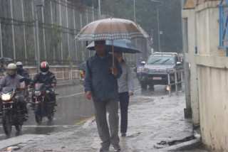 लगातारको झरीले राजधानीको जनजीवन प्रभावित
