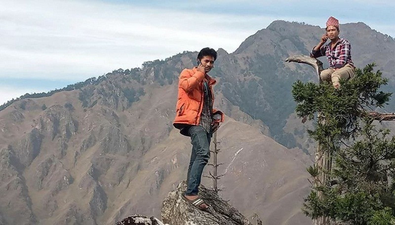 ऐसेलुधारामा टेलिकमको टावर बनेपछि स्थानीय भन्छन्, अब फोन गर्न अग्लो डाँडामा पुग्नुपर्दैन