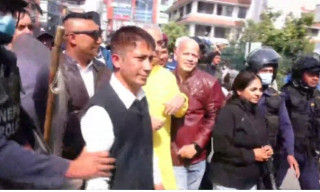 संसद भवन अगाडि प्रदर्शन गरिरहेका मानवअधिकारकर्मी पक्राउ