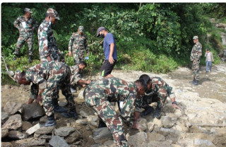 सडक मर्मतमा सहयोग पुर्याउँदै नेपाली सेना