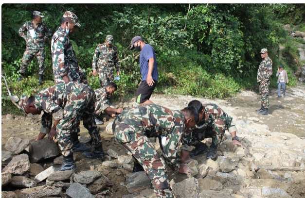 सडक मर्मतमा सहयोग पुर्याउँदै नेपाली सेना