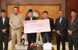 भूकम्प प्रभावितका लागि आइएमई ग्रुपद्वारा प्रधानमन्त्रीलाई  डेढ करोड हस्तान्तरण