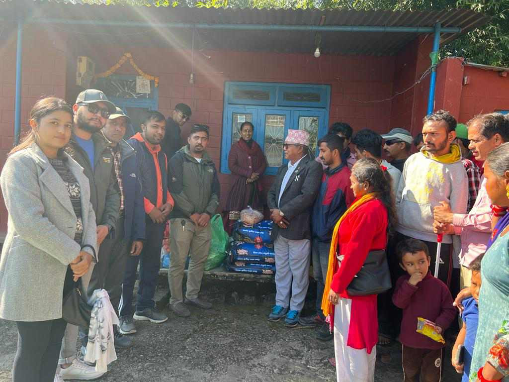अनेरास्ववियु कास्कीद्वारा घोतघोतेका आगलागीपीडित दृष्टिविहीनलाई राहत सामग्री वितरण