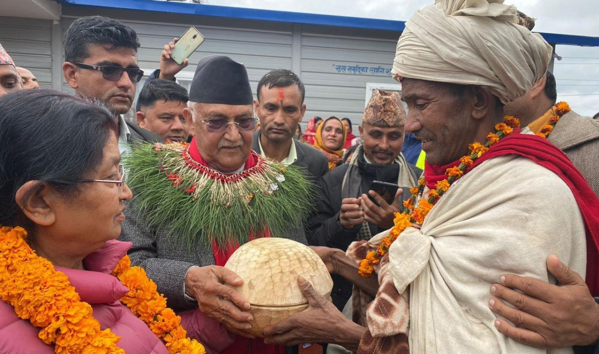 अध्यक्ष ओलीलाई राउटे मुखिया शाहीद्वारा कोसी उपहार