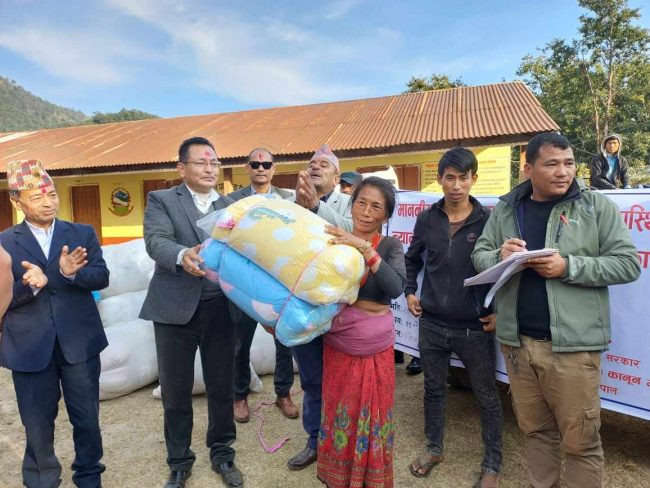 मन्त्री श्रेष्ठद्वारा थामी र हायु जातिलाई फाइवर सिरक वितरण