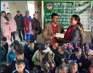 कृषि विकास बैंकद्धारा विद्यालयलाई सहयोग सामाग्री हस्तान्तरण