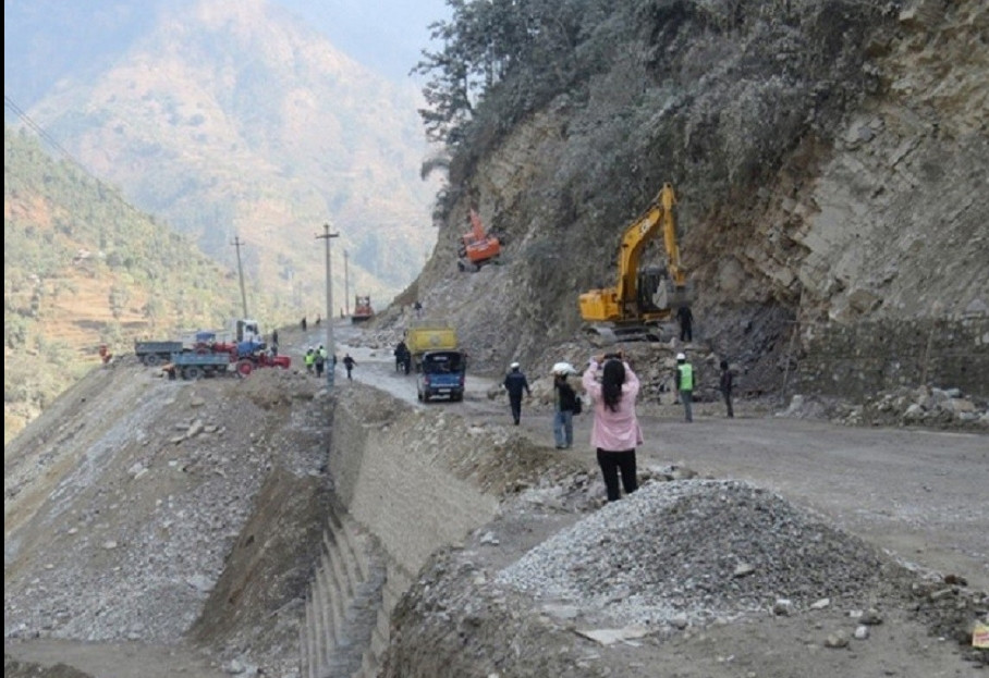 चितवन नारायणगढ-मुग्लिन सडकको भित्तो काट्ने काम अन्तिम चरणमा
