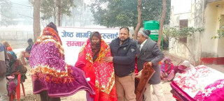 जेष्‍ठ नागरिकहरुलाई जाडो छल्न न्यानो कम्मल वितरण