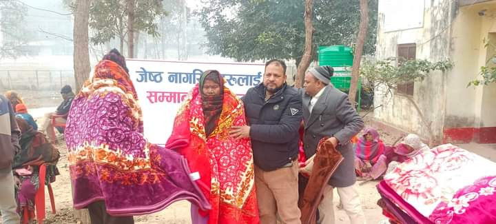 जेष्‍ठ नागरिकहरुलाई जाडो छल्न न्यानो कम्मल वितरण