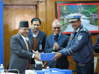 भौतिक मन्त्री ज्वालाद्वारा नेपाल प्रहरिलाई RFID मेसिन हस्तान्तरण