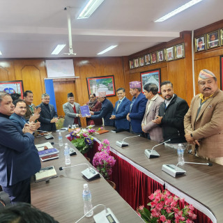 यातायात सुधार सुझाव कार्यदलद्वारा भौतिक मन्त्रीलाई प्रतिवेदन हस्तान्तरण