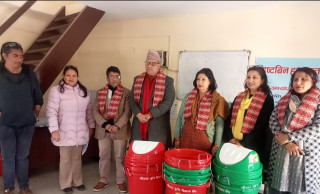 कृषि विकास बैंकद्धारा हाडिगाउँमा त्रिशक्ति महिला समुहकाे पहलमा डष्टबिन हस्तान्तरण