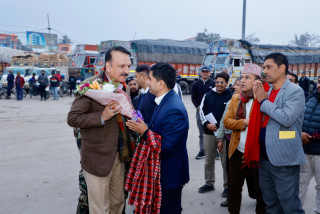 अर्थमन्त्रीद्धारा भैरहवा भन्सारको निरीक्षण, राजस्वकाे लक्ष्य भेटाउने गरी काम गर्न निर्देशन