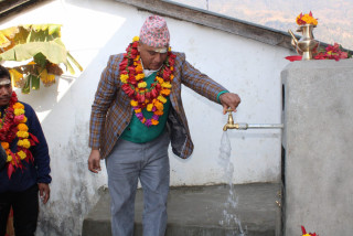 दोर्दी गाउँपालिका अध्यक्ष अधिकारीको पहलमा ढोडेनी बेसिका घर घरमा खानेपानी
