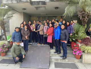 एक उत्प्रेरक प्रसंग र कार्यक्रमका वीच ट्रफि हस्तान्तरण  